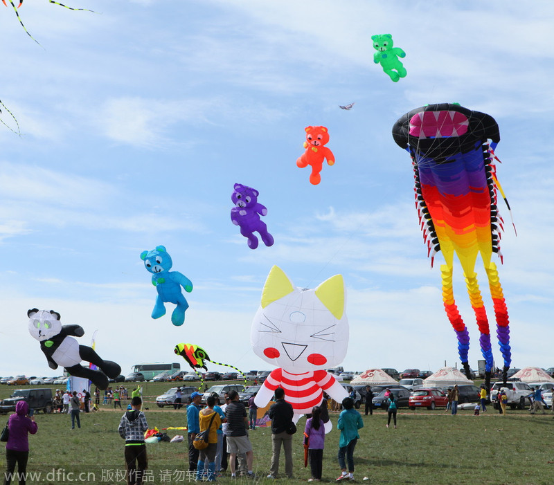 Kite festival kicks off in North China's grassland