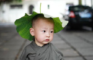 Cute photos of a little Taoist nun