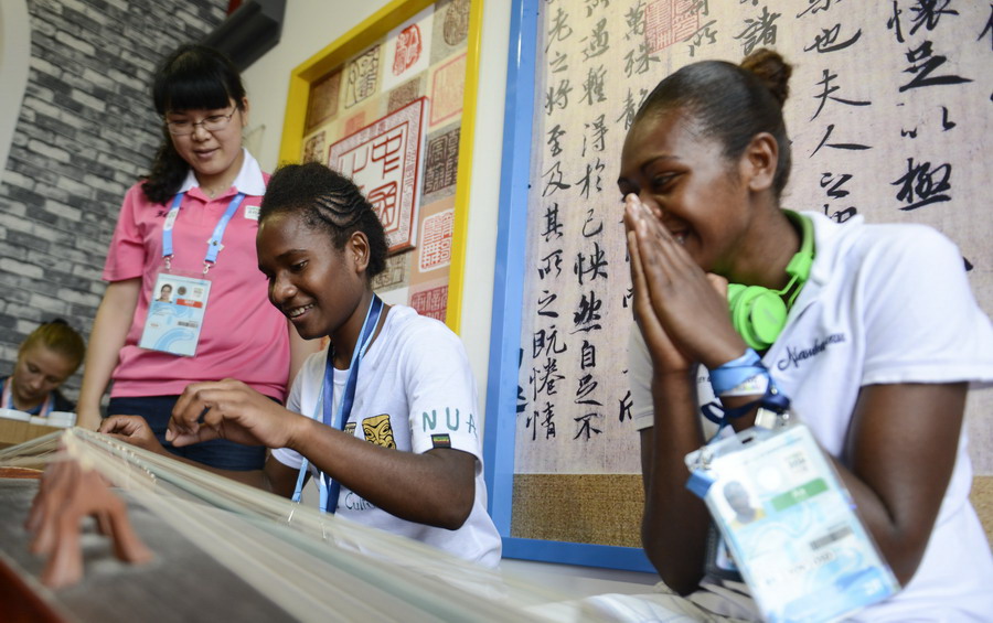 Foreign Youth Olympic Games athletes experience Chinese culture