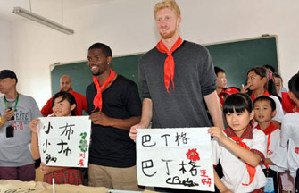 Foreign Youth Olympic Games athletes experience Chinese culture