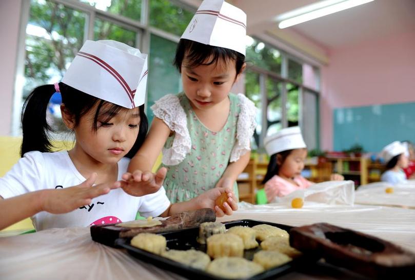 Children make mooncakes to celebrate Mid-Au
