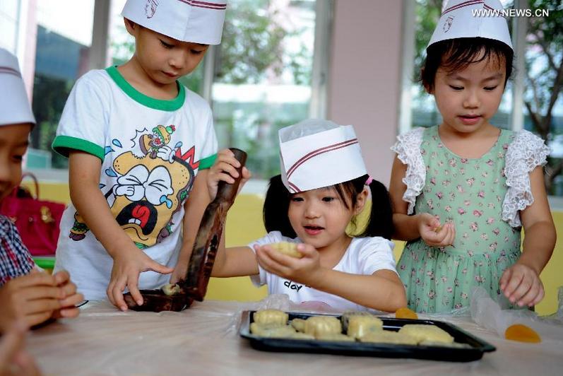 Children make mooncakes to celebrate Mid-Autumn Festival
