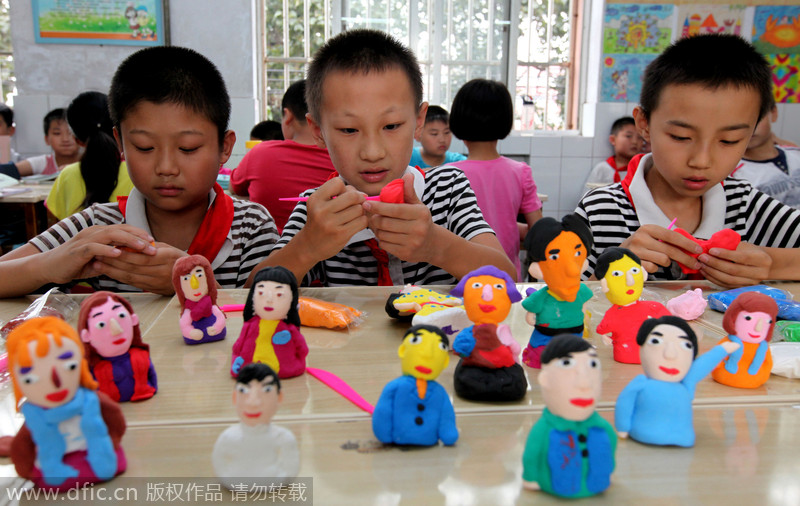 Handmade clay sculptures to welcome Teacher's Day