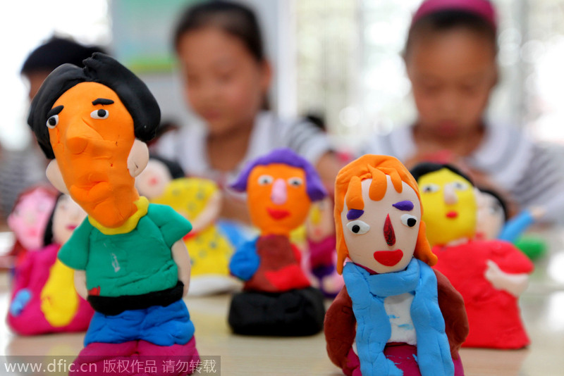 Handmade clay sculptures to welcome Teacher's Day