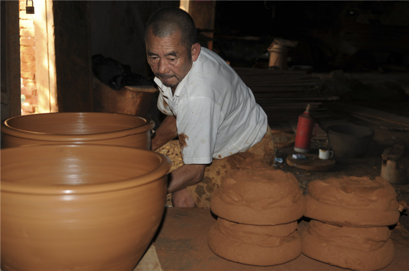 Ceramics declining in Central China's county