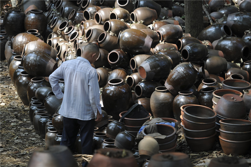 Ceramics declining in Central China's county