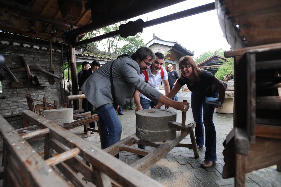 French artists experience Hui-style folk culture