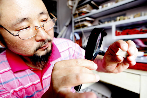 Man continues stamp carving despite struggling business