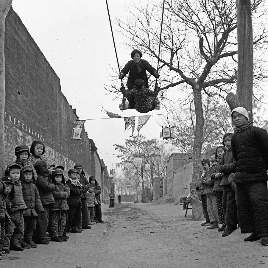 Photos reflect people's life and social changes in China