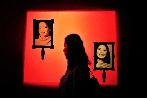 Hologram performances of Teresa Teng underway