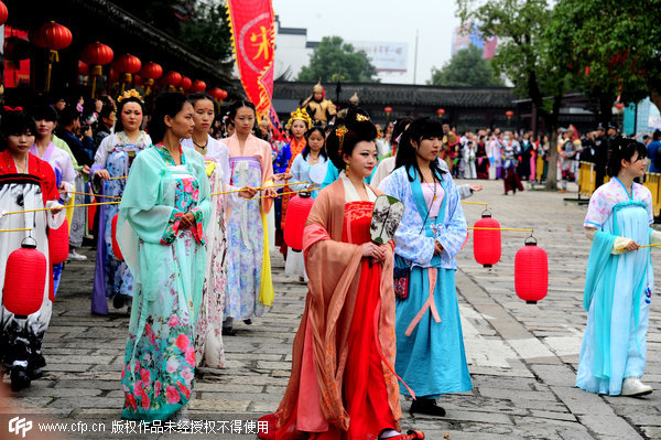 Han costumes parade in Xitang ancient town