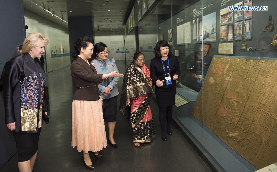 Peng Liyuan hosts museum tour for foreign leaders' wives