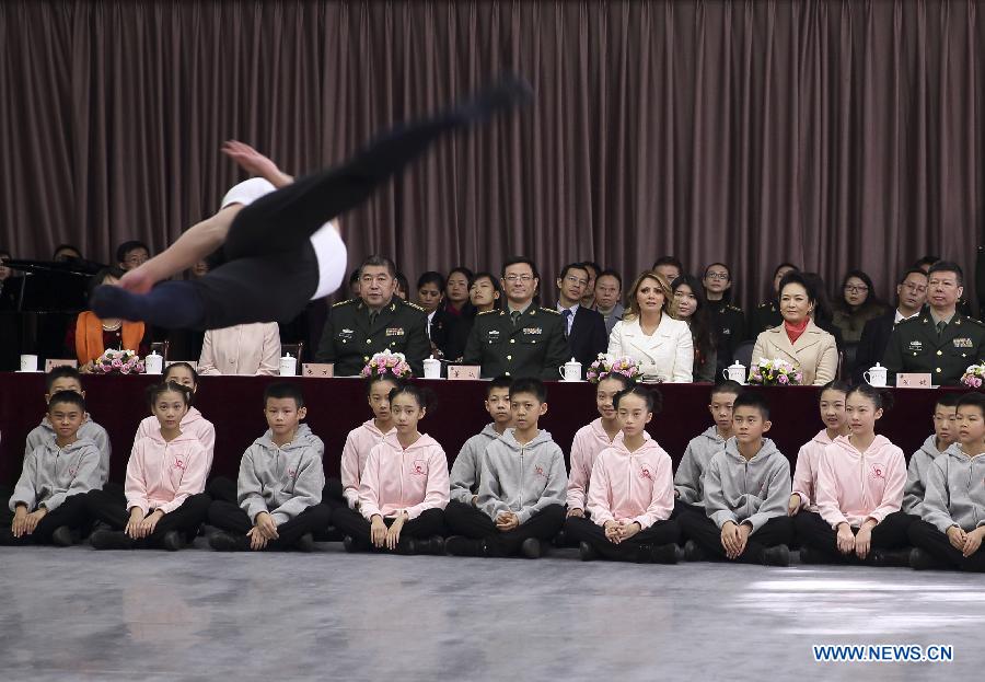 Xi's wife takes Mexican first lady to PLA Academy of Arts