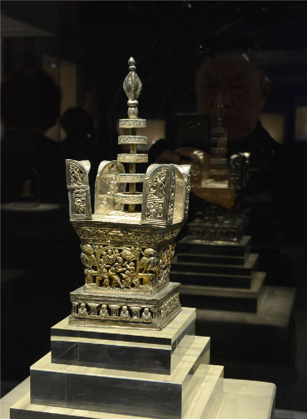 Exhibition in memory of Leifeng Pagoda's collapse