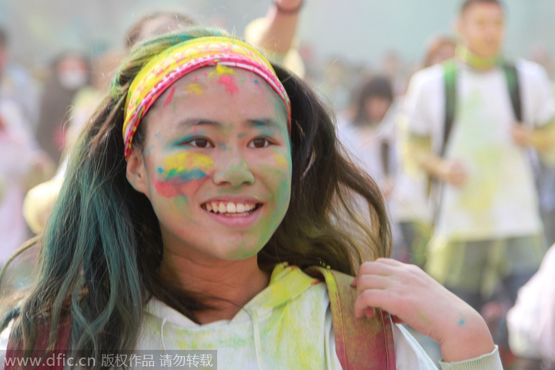 Runners take part in color run in China's Dalian