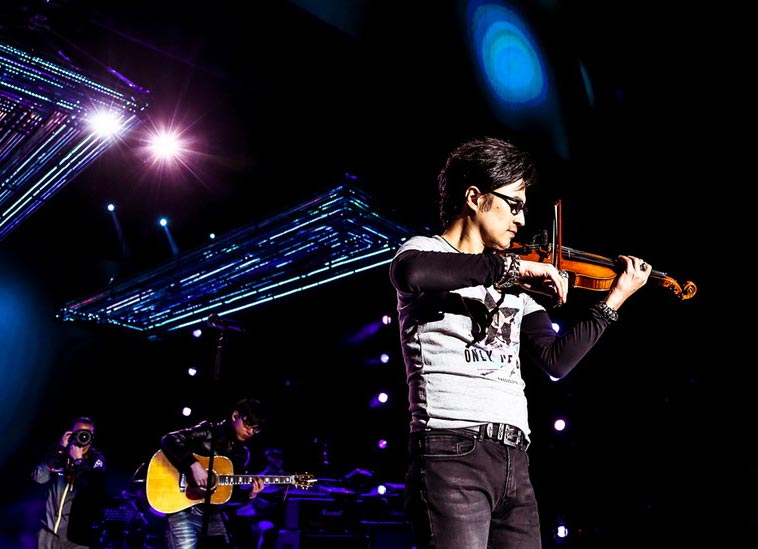 Wang Feng concludes his 'Storming' concert tour 2014 in Xiamen