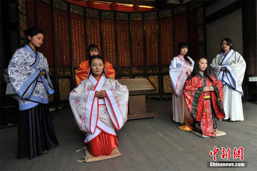 Students show coming-of-age ritual in Hanfu