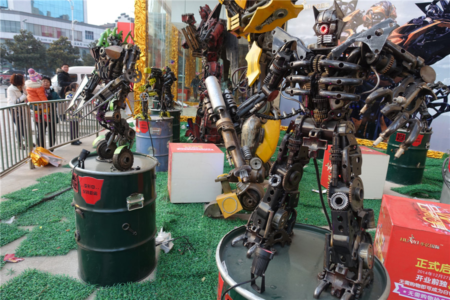 'Transformers' appear on street corner in Anhui