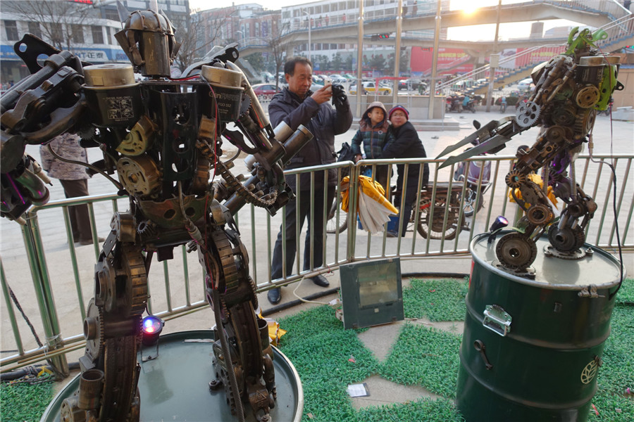 'Transformers' appear on street corner in Anhui