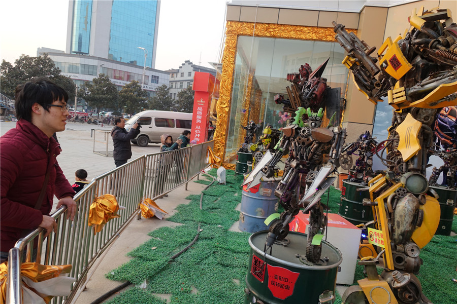 'Transformers' appear on street corner in Anhui