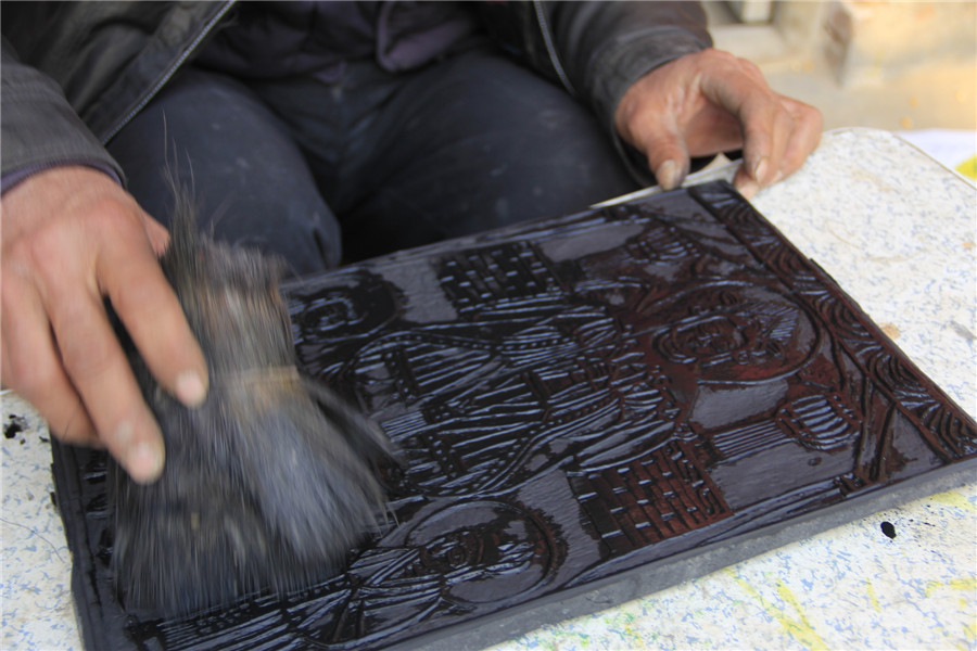 Folk artists create lunar New Year's woodblock paintings in C China