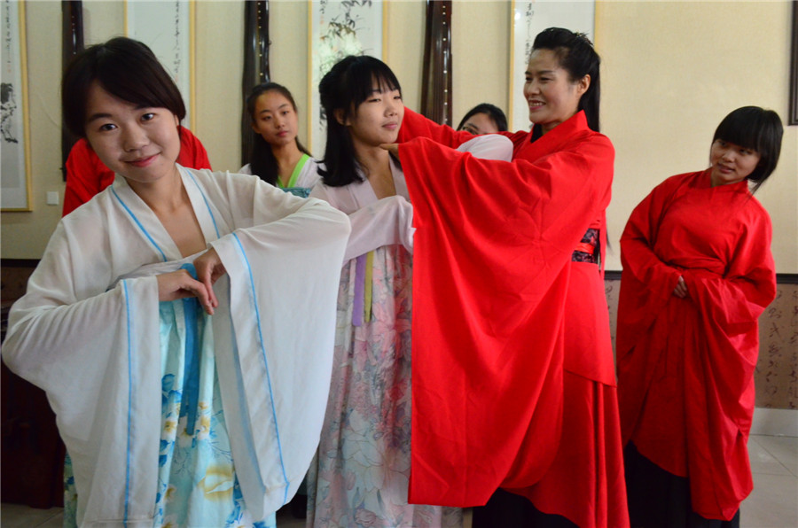 Overseas students learn Chinese traditional etiquette