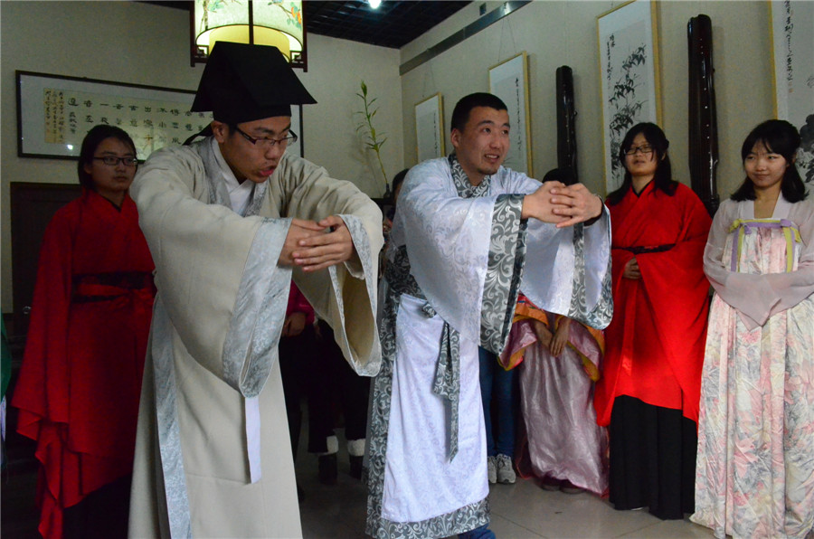 Overseas students learn Chinese traditional etiquette