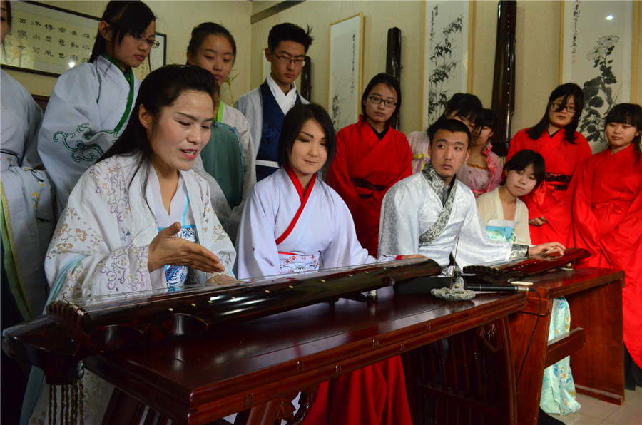 Overseas students learn Chinese traditional etiquette