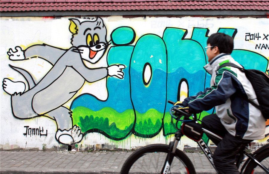 Eye-catching graffiti wall appears in Nanjing