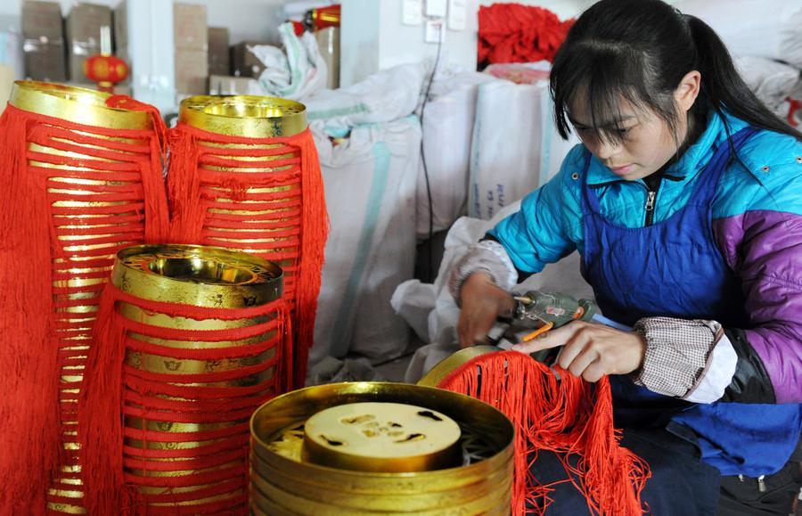 Lanterns made to greet upcoming Spring Festival