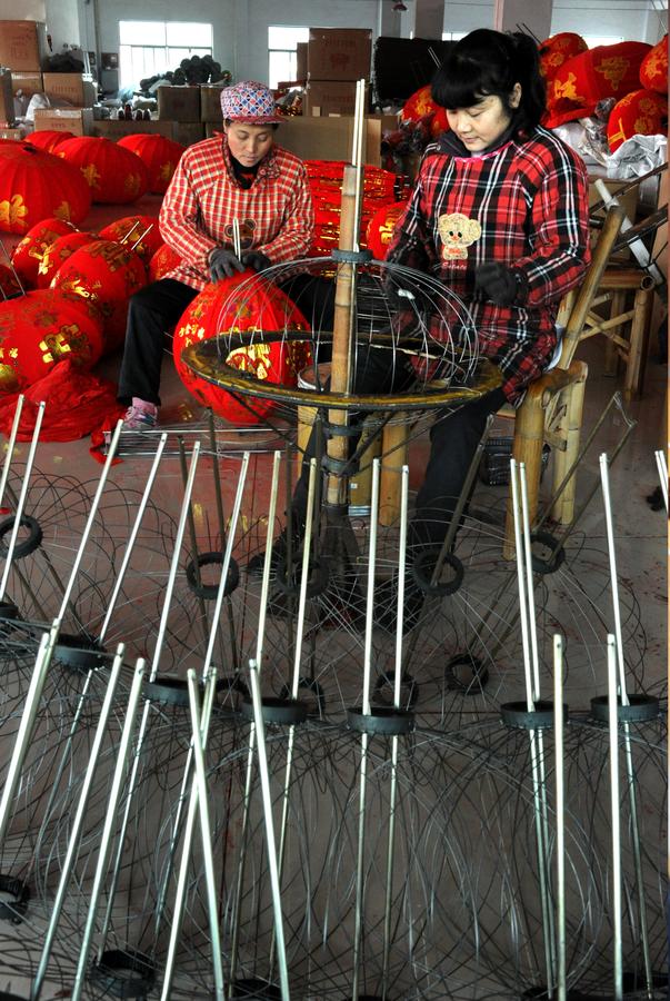 Lanterns made to greet upcoming Spring Festival