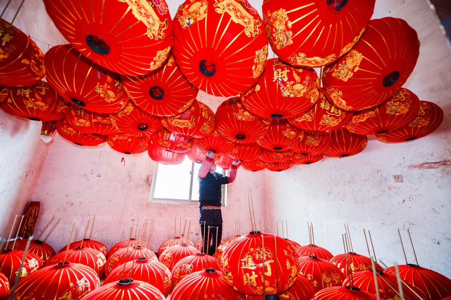 Lanterns made to greet upcoming Spring Festival