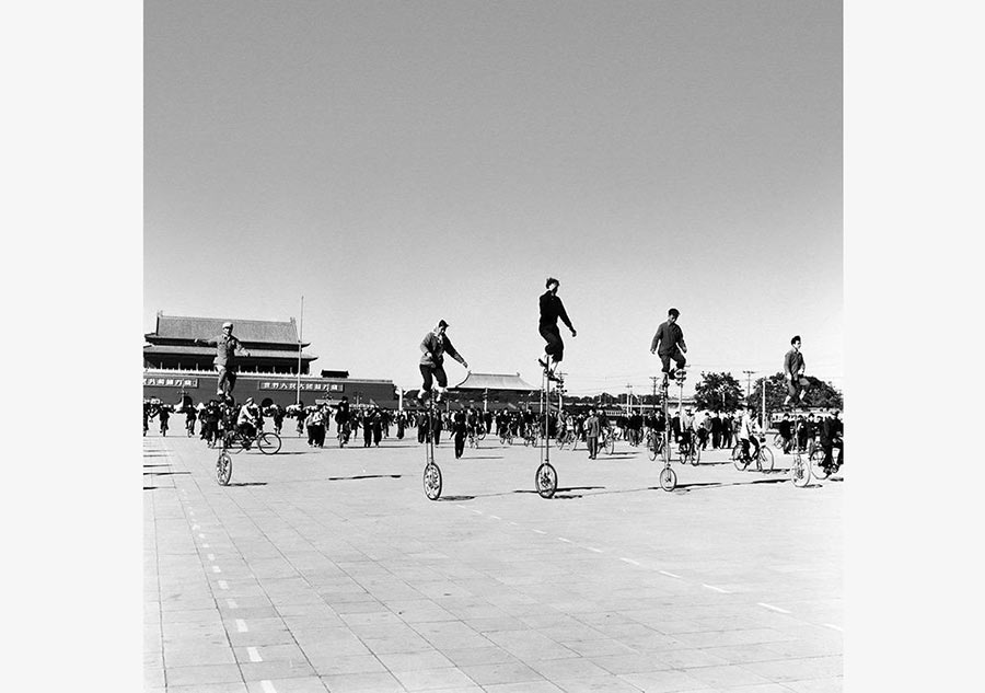 Photos reveal old days in Beijing