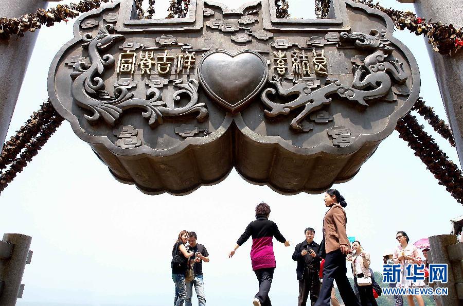 Love locks around China