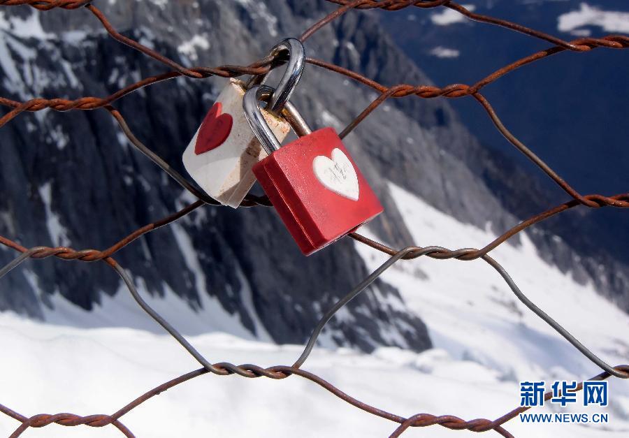 Love locks around China