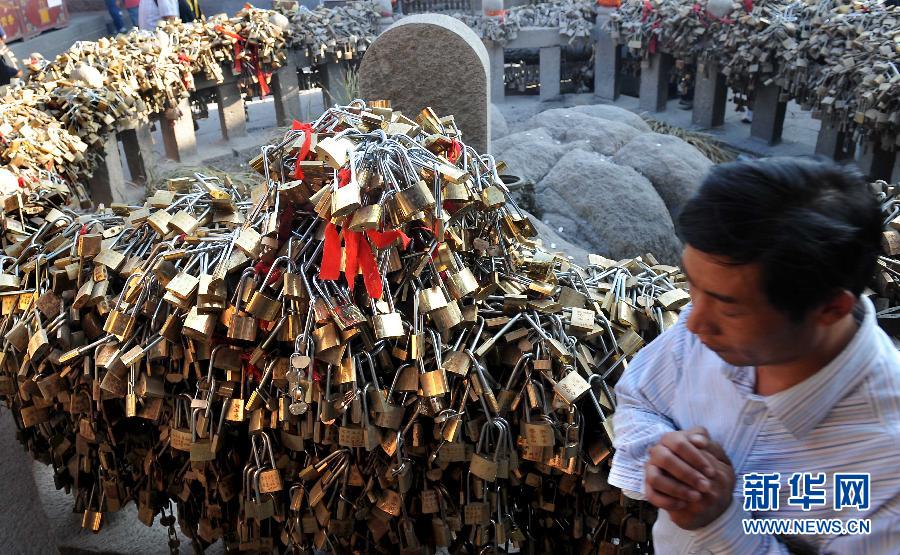 Love locks around China