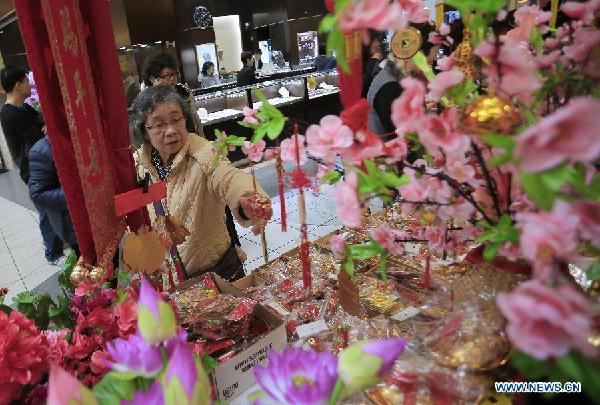 Lunar new year market attracts customers in Richmond, Canada