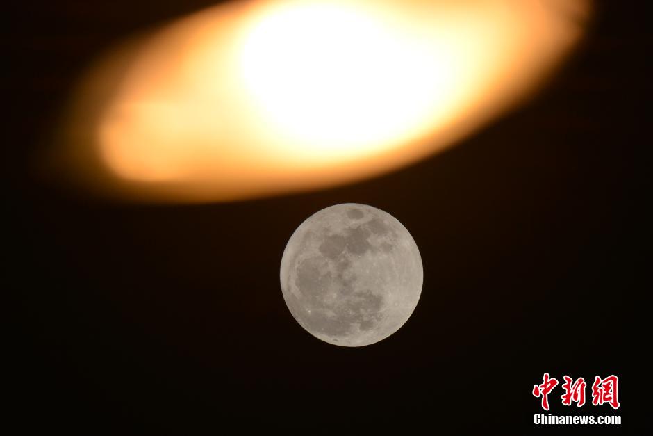 Bright moon shines at Lantern Festival's night