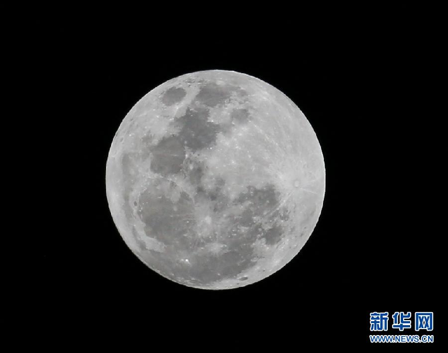 Bright moon shines at Lantern Festival's night