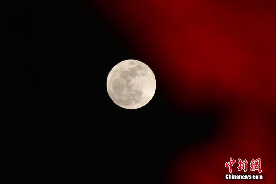 Bright moon shines at Lantern Festival's night