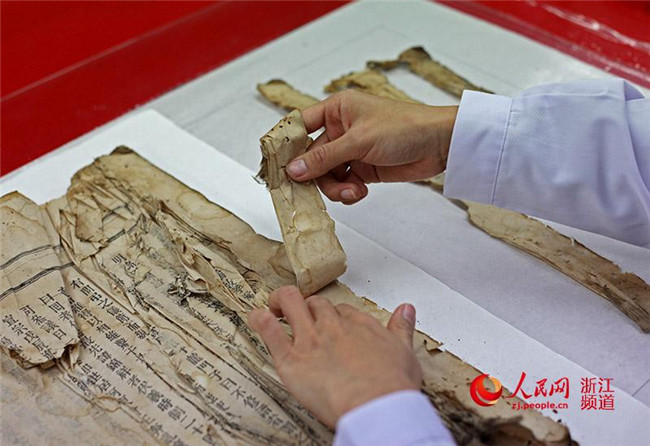 One day of an ancient book restorer