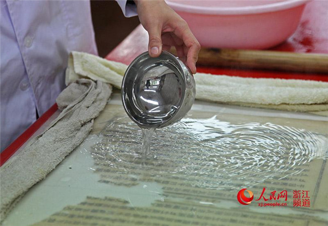 One day of an ancient book restorer