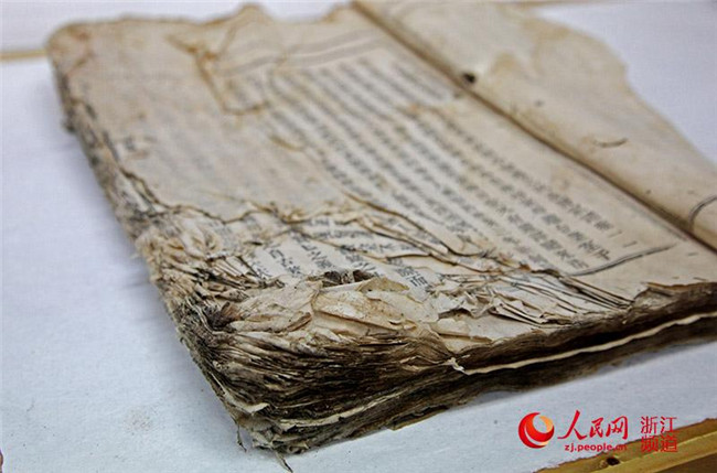 One day of an ancient book restorer