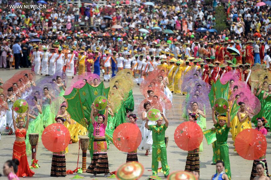 Water-sprinkling festival kicks off in SW China