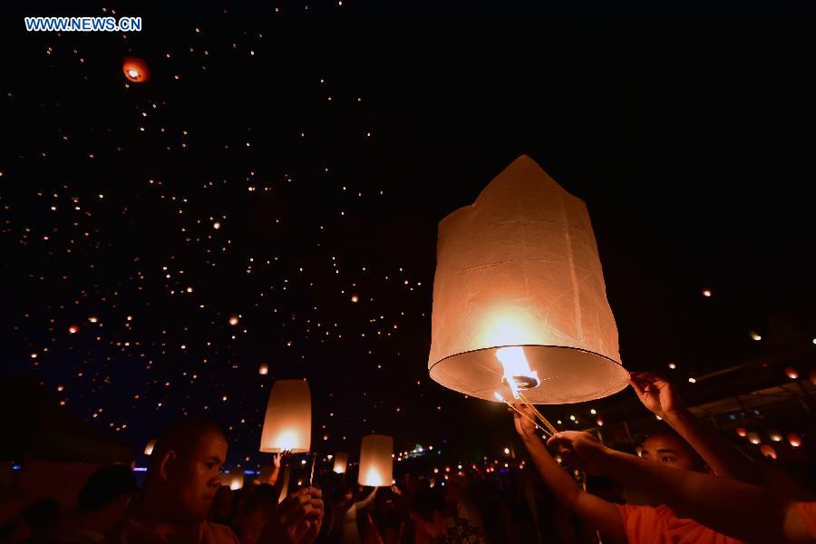 Kongming lanterns lighted up to celebrate New Year of Dai ethnic group