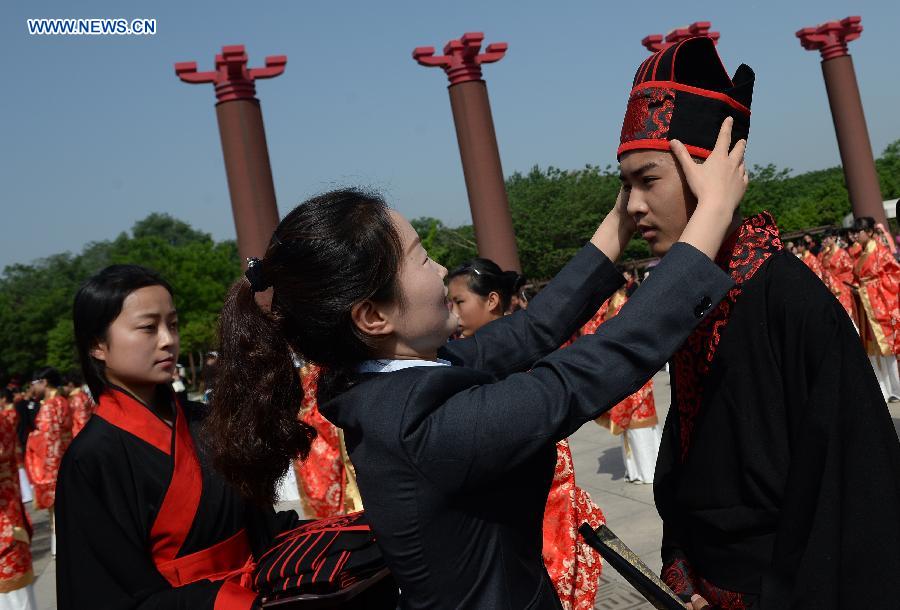 Over 1,000 students attend traditional adult ceremony in NW China