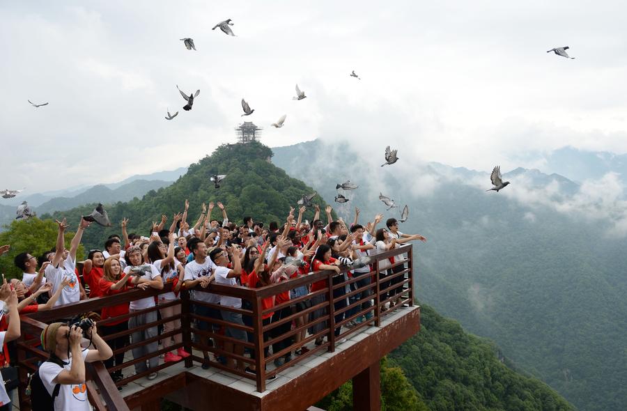 Lovers from silk road countries gather at Shaanxi's Shaohuashan Mountain