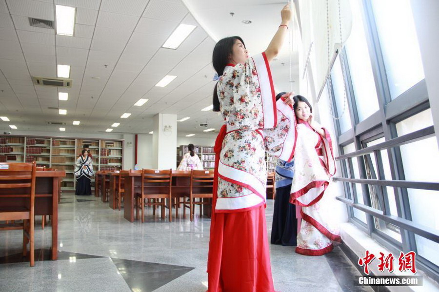 Fujian college students take graduation photo in vintage 'Han' costume