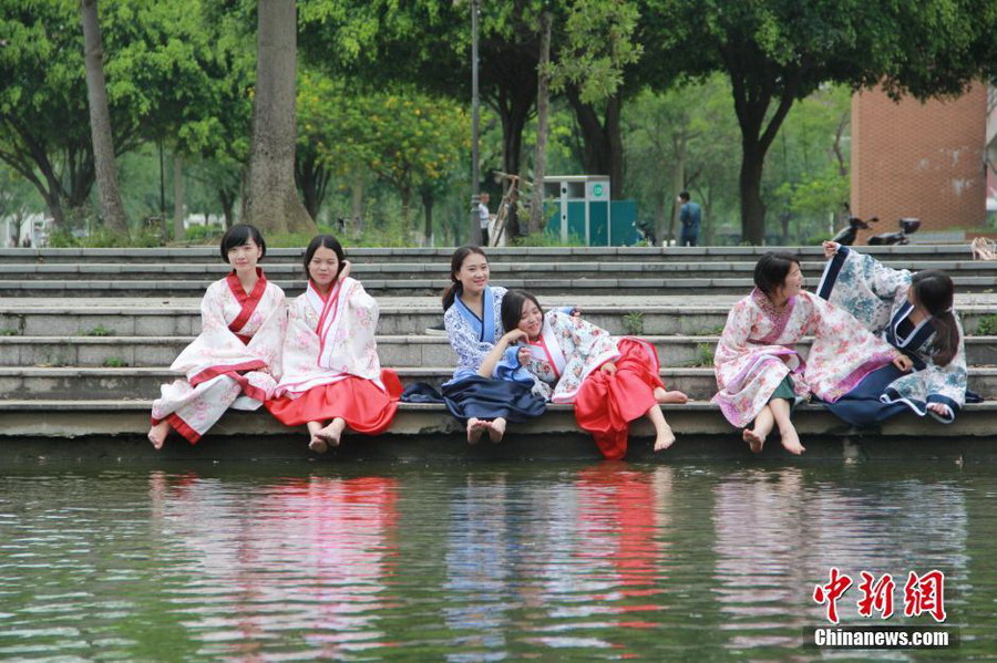 Fujian college students take graduation photo in vintage 'Han' costume