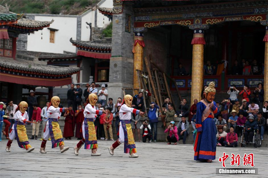 'Tiao Qian' ceremony held at ancient Taer Monastery